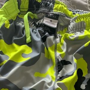 Nike boys medium shorts